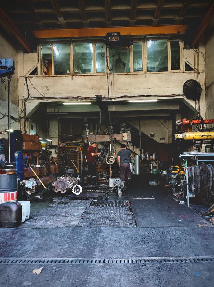 A busy automotive workshop in İstanbul, featuring workers and machinery.